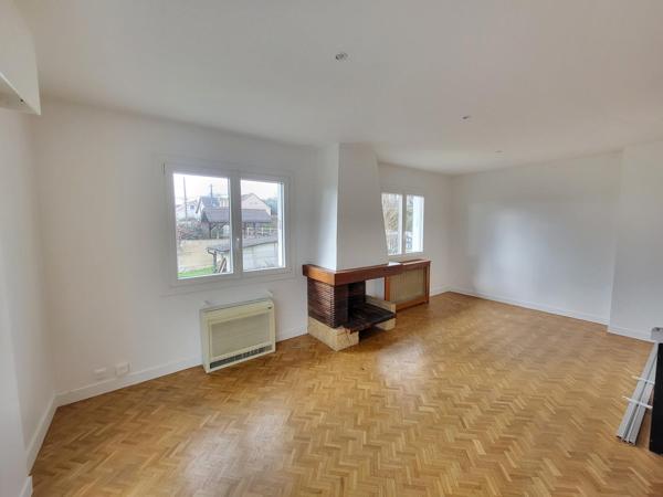 A 600 mètres du centre ville commerçant d' Arpajon. Maison familiale rénovée, 4 chambres dans quartier très recherché