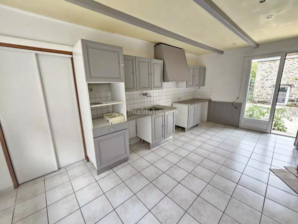 Location                                                      Maison
                        
                     6 pièces                      112 m2                     à Belle-Isle-en-Terre