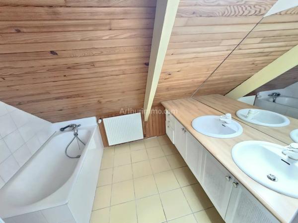 Location                                                      Maison
                        
                     6 pièces                      112 m2                     à Belle-Isle-en-Terre