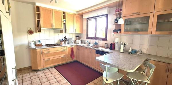 Maison jumelée 5 pièces de 120 m² sous-sol complet et jardin