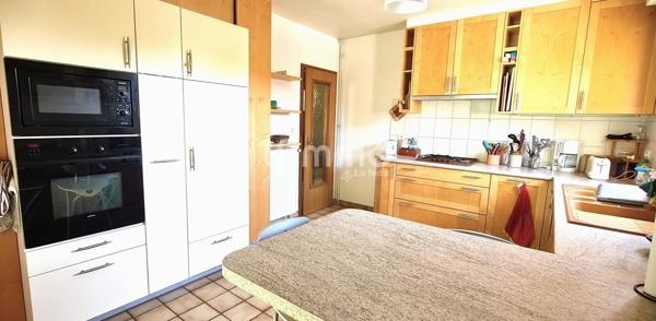 Maison jumelée 5 pièces de 120 m² sous-sol complet et jardin