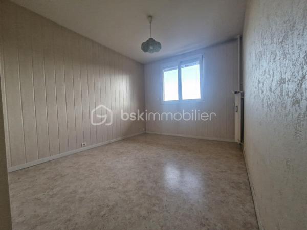 🏡 Appartement 3 pièces de 67 m² à vendre – Besançon

Idéalement situé à Besançon, à proximité immédiate des commerces, écoles et transports, cet appartement de 67 m² offre un cadre de vie pratique et agréable.

Situé au 1er étage d’une résidence bien entretenue (sans ascenseur), il se compose de :

• Une entrée 
• Une belle pièce de vie lumineuse avec accès balcon
• Une cuisine indépendante aménagée
• Un dressing
• Deux chambres
• Une salle de bains
• WC séparés

Les atouts du bien :
✅Balcon
✅ Belle luminosité
✅ Agencement fonctionnel et optimisé
✅ Cave en sous-sol
✅ Parking collectif dans la résidence
✅ Chauffage collectif

📌 Important : des travaux d’isolation thermique par l’extérieur sont prévus sur la copropriété et seront intégralement financés par le vendeur, représentant un véritable avantage pour le futur acquéreur en matière de confort et de performance énergétique.

Ce bien conviendra parfaitement pour une résidence principale ou un investissement locatif sécurisé.

📞 À visiter sans tarder !