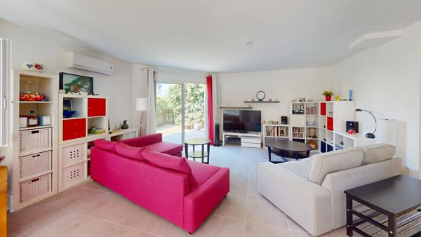A VENDRE - ESTANTENS - Maison T4 de plain-pied avec jardin paysagé et terrain piscinable