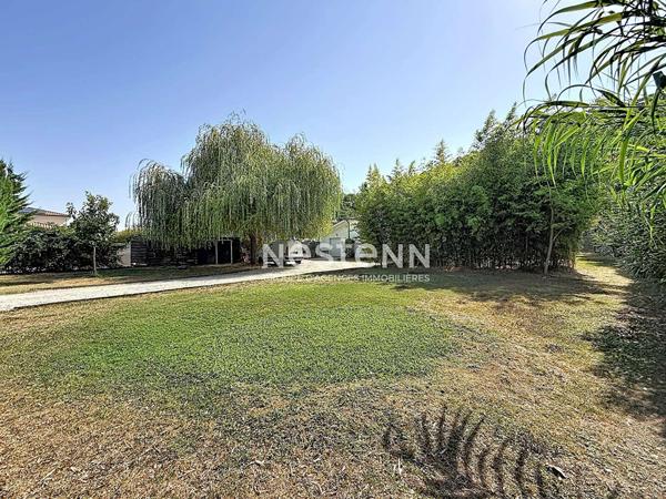 A VENDRE - ESTANTENS - Maison T4 de plain-pied avec jardin paysagé et terrain piscinable