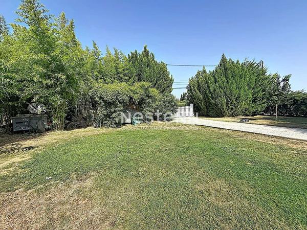 A VENDRE - ESTANTENS - Maison T4 de plain-pied avec jardin paysagé et terrain piscinable