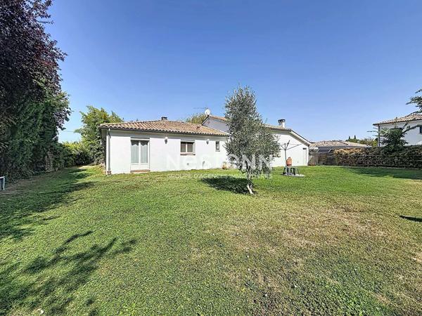 A VENDRE - ESTANTENS - Maison T4 de plain-pied avec jardin paysagé et terrain piscinable