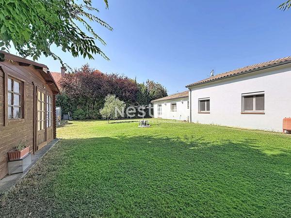 A VENDRE - ESTANTENS - Maison T4 de plain-pied avec jardin paysagé et terrain piscinable