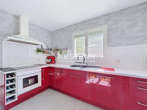 A VENDRE - ESTANTENS - Maison T4 de plain-pied avec jardin paysagé et terrain piscinable
