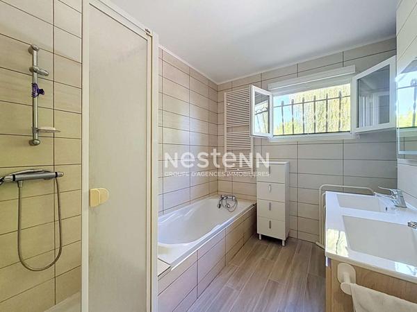 A VENDRE - ESTANTENS - Maison T4 de plain-pied avec jardin paysagé et terrain piscinable