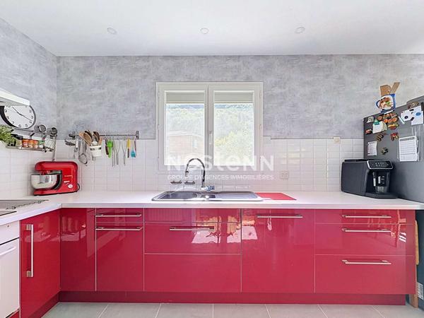 A VENDRE - ESTANTENS - Maison T4 de plain-pied avec jardin paysagé et terrain piscinable