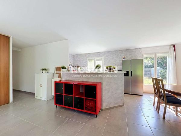 A VENDRE - ESTANTENS - Maison T4 de plain-pied avec jardin paysagé et terrain piscinable