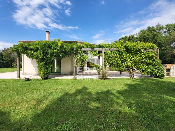 GRANDE MAISON ATYPIQUE - SECTEUR CALME ET VERDOYANT