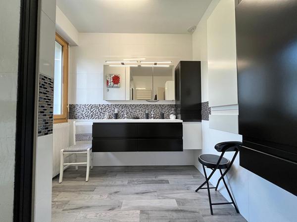 Maison plain-pied avec jardin