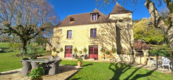 Propriété en pierre, avec un gite, une piscine, des dépendances, sur un terrain proche de trois hectares