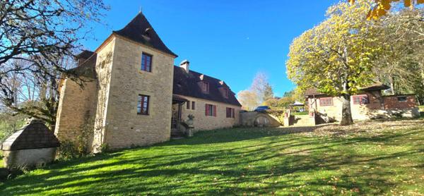 Propriété en pierre, avec un gite, une piscine, des dépendances, sur un terrain proche de trois hectares