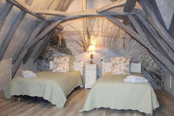 Propriété en pierre, avec un gite, une piscine, des dépendances, sur un terrain proche de trois hectares