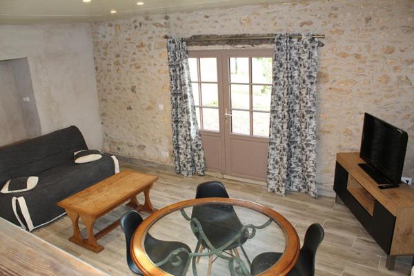 Propriété en pierre, avec un gite, une piscine, des dépendances, sur un terrain proche de trois hectares