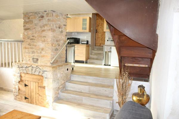 Propriété en pierre, avec un gite, une piscine, des dépendances, sur un terrain proche de trois hectares