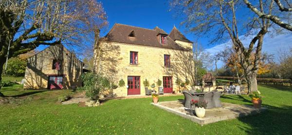 Propriété en pierre, avec un gite, une piscine, des dépendances, sur un terrain proche de trois hectares