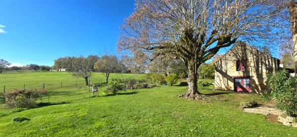 Propriété en pierre, avec un gite, une piscine, des dépendances, sur un terrain proche de trois hectares