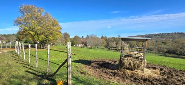 Propriété en pierre, avec un gite, une piscine, des dépendances, sur un terrain proche de trois hectares