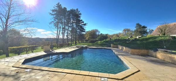 Propriété en pierre, avec un gite, une piscine, des dépendances, sur un terrain proche de trois hectares