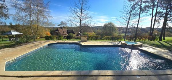 Propriété en pierre, avec un gite, une piscine, des dépendances, sur un terrain proche de trois hectares