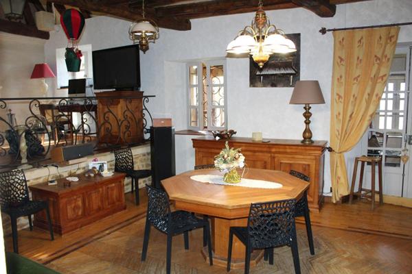 Propriété en pierre, avec un gite, une piscine, des dépendances, sur un terrain proche de trois hectares