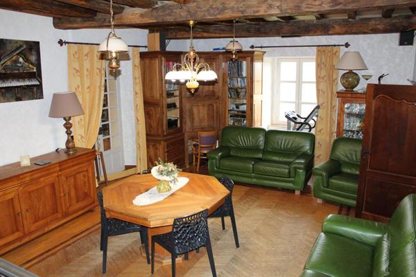 Propriété en pierre, avec un gite, une piscine, des dépendances, sur un terrain proche de trois hectares