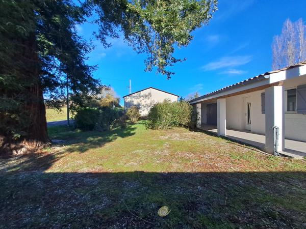 Maison de plain-pied, à proximité des commerces avec jardin