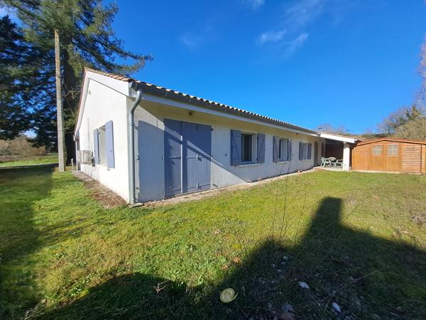 Maison de plain-pied, à proximité des commerces avec jardin