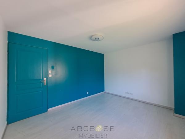Maison de plain-pied, à proximité des commerces avec jardin