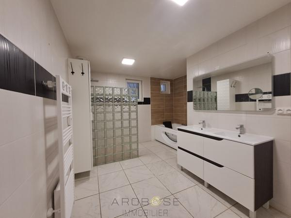 Maison de plain-pied, à proximité des commerces avec jardin
