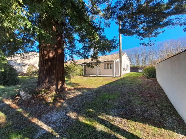 Maison de plain-pied, à proximité des commerces avec jardin