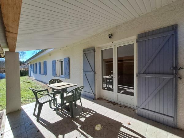 Maison de plain-pied, à proximité des commerces avec jardin