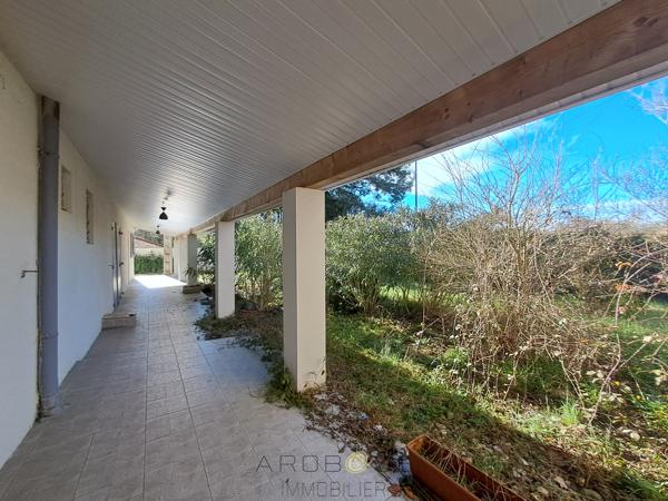 Maison de plain-pied, à proximité des commerces avec jardin
