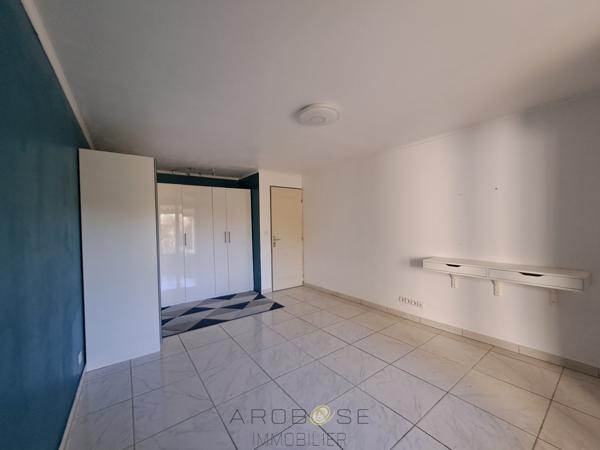 Maison de plain-pied, à proximité des commerces avec jardin