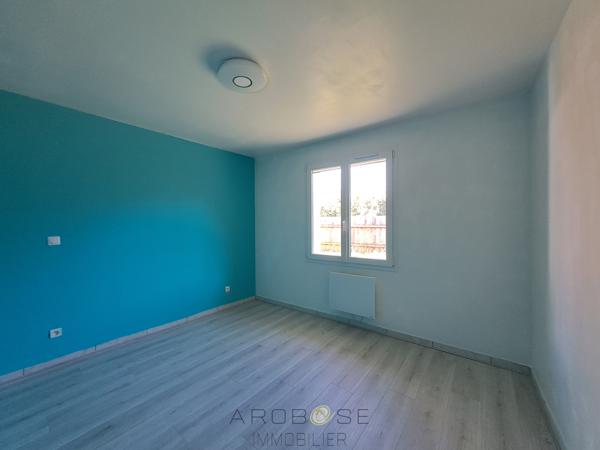 Maison de plain-pied, à proximité des commerces avec jardin