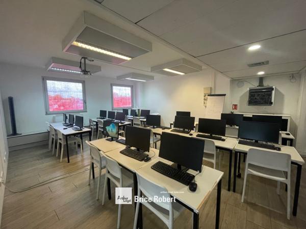 Bureaux à louer R+5 Villeurbanne immeuble emblématique avec parking sous sol