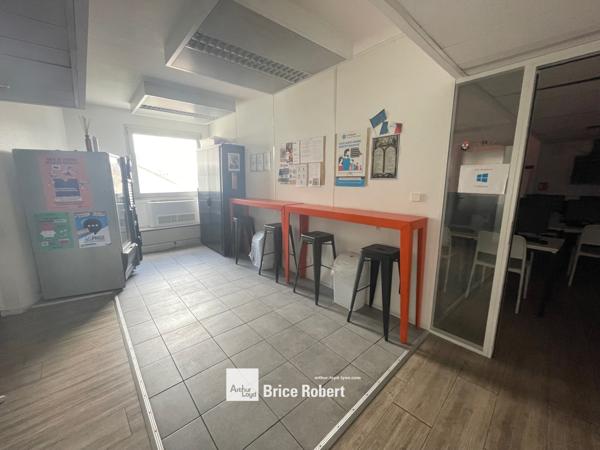 Bureaux à louer R+5 Villeurbanne immeuble emblématique avec parking sous sol