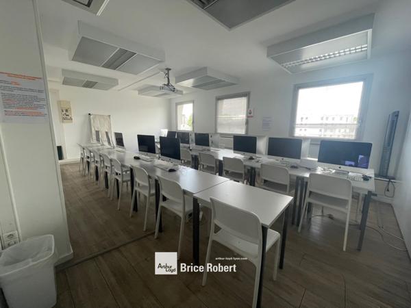 Bureaux à louer R+5 Villeurbanne immeuble emblématique avec parking sous sol