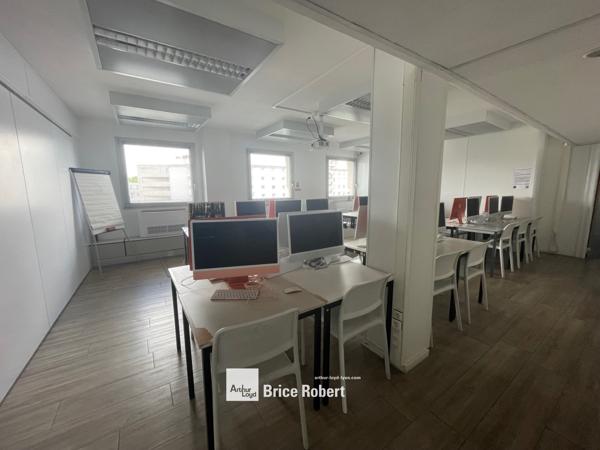 Bureaux à louer R+5 Villeurbanne immeuble emblématique avec parking sous sol