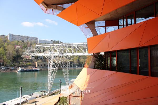 Location bureaux à Lyon Confluence avec terrasse et architecture contemporaine