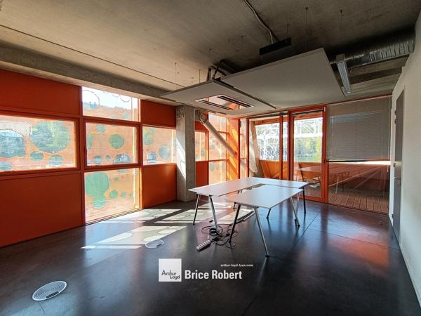 Location bureaux à Lyon Confluence avec terrasse et architecture contemporaine