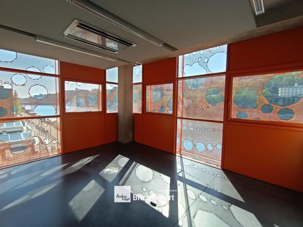Location bureaux à Lyon Confluence avec terrasse et architecture contemporaine