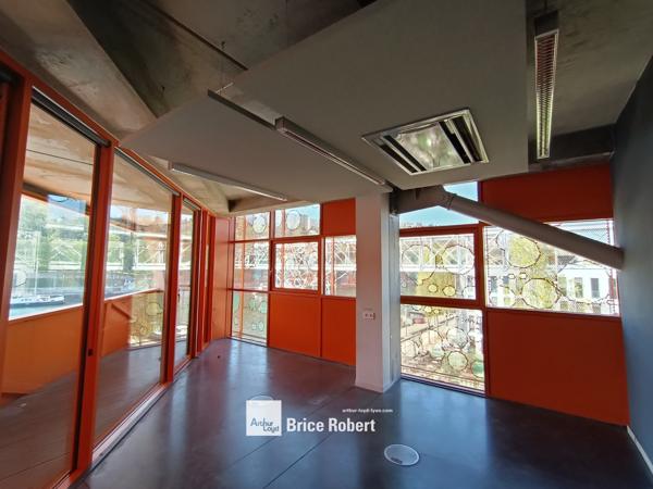 Location bureaux à Lyon Confluence avec terrasse et architecture contemporaine