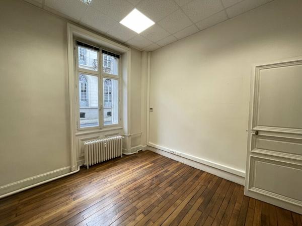 DANS UN IMMEUBLE DE CARACTERE BUREAUX CLIMATISES 65M² EN CENTRE VILLE
