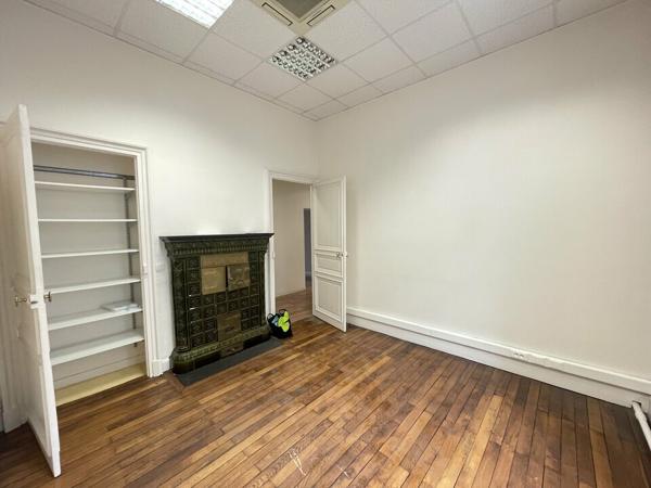 DANS UN IMMEUBLE DE CARACTERE BUREAUX CLIMATISES 65M² EN CENTRE VILLE