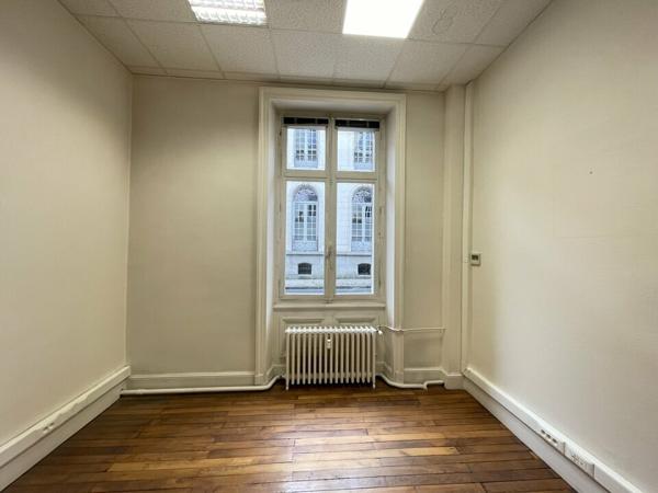 DANS UN IMMEUBLE DE CARACTERE BUREAUX CLIMATISES 65M² EN CENTRE VILLE