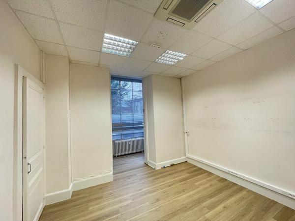 DANS UN IMMEUBLE DE CARACTERE BUREAUX CLIMATISES 65M² EN CENTRE VILLE